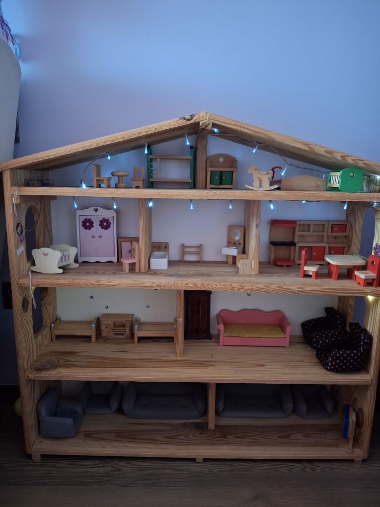 Domek dla lalek drewniany + mebelki + lalki + autko barbie