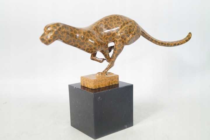 Pędzący gepard puma figura z brązu rzeźba na marmurze