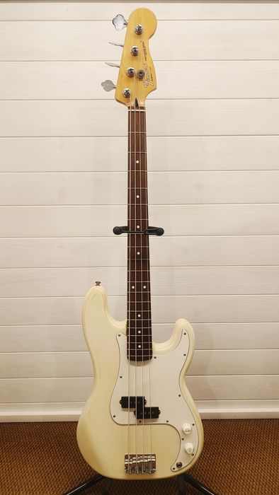 Baixo Fender Precision