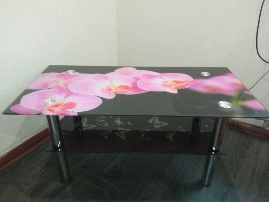 Продам стеклянный стол в отличном состоянии