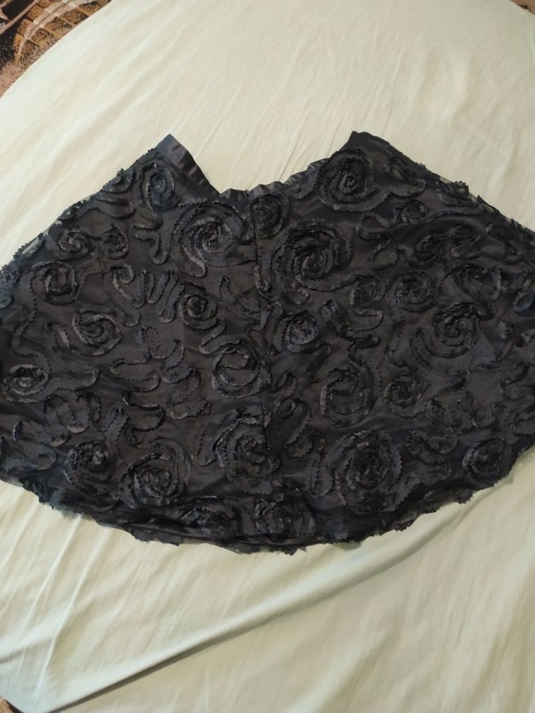 Czarna szeroka z koła spódnica przed kolano M L w róże