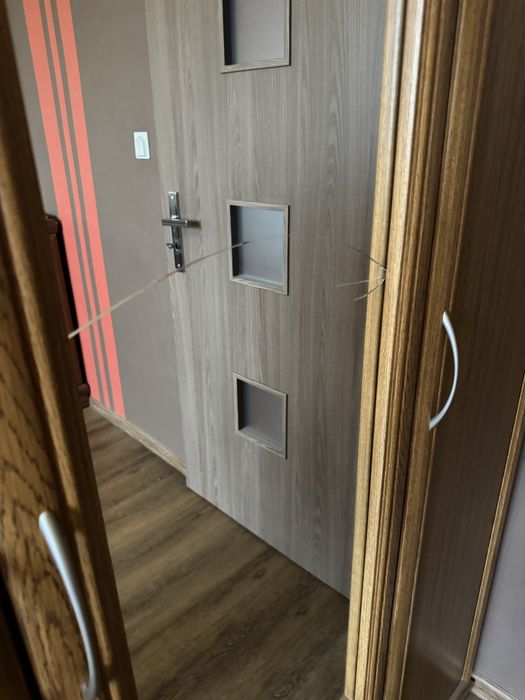 Szafa - uszkodzone lustro