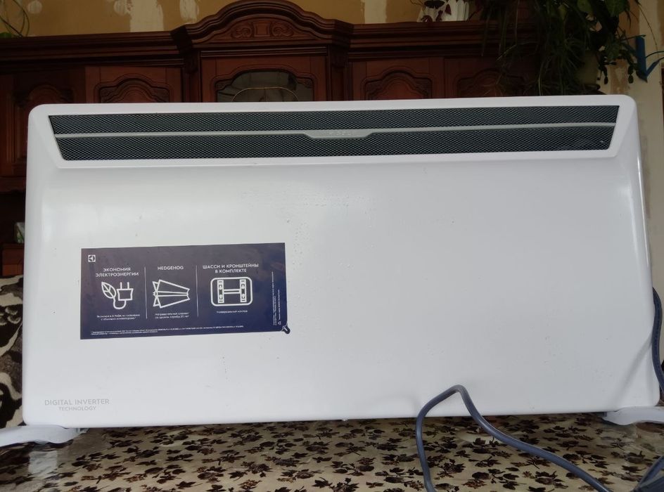 Економний інверторний обігрівач конвектор Electrolux ECH/AGI-2500
