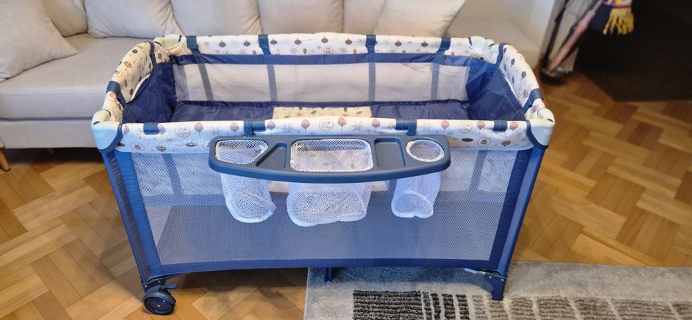 Łóżeczko turystyczne z moskitierą + materac + przewijak