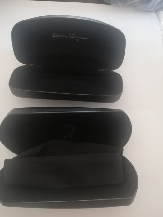 Caixas de óculos Salvatore Ferragamo e Diesel l