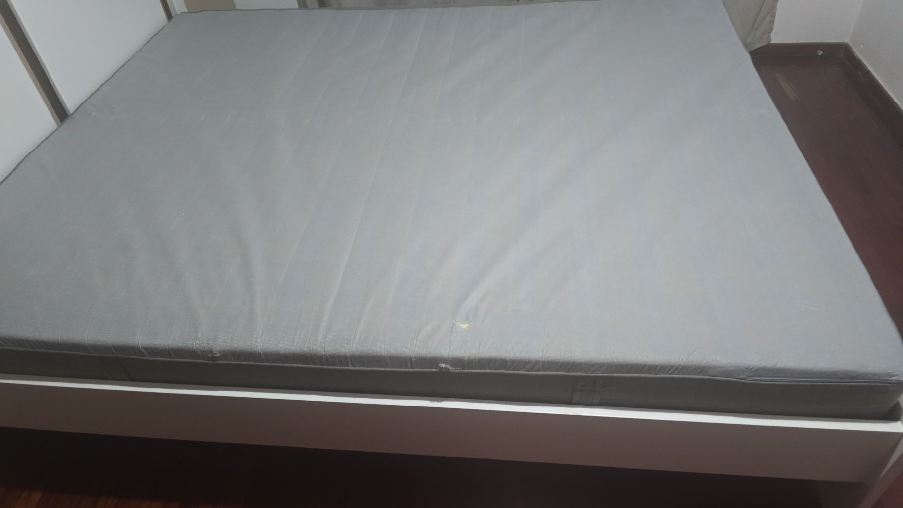 Cama de Casal Queen com colçhão
