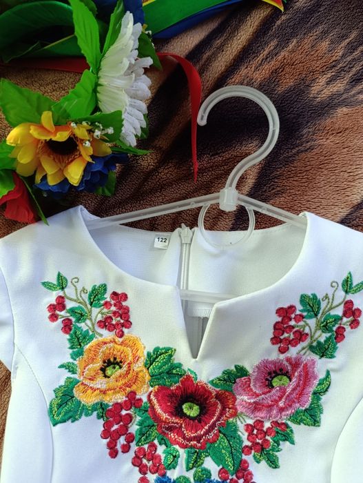 Вишиване плаття з віночком