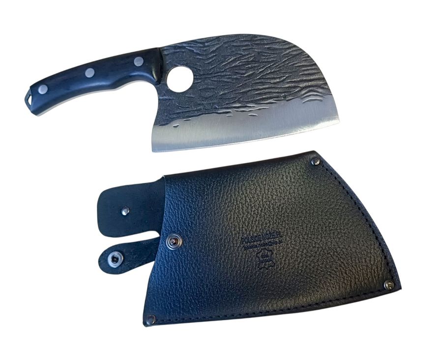 Ostry tasak do kości w skórzanym pokrowcu