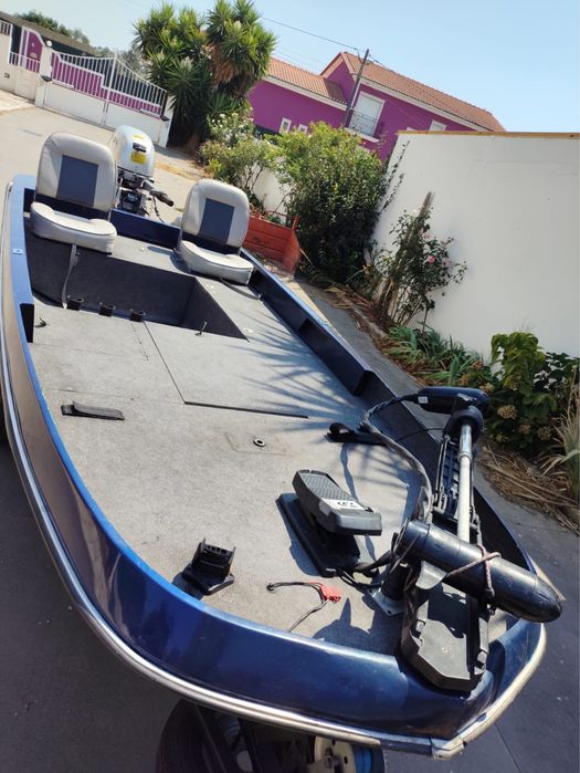 Barco pesca Achigã