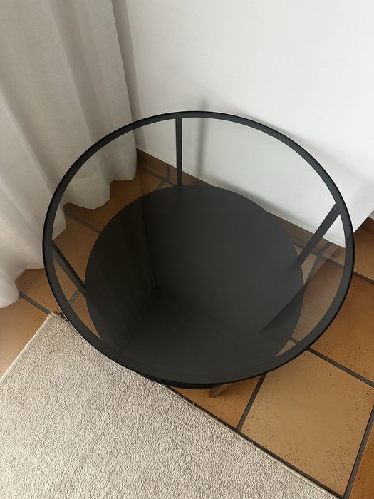 Vende-se mesa de centro/apoio em metal preto e vidro