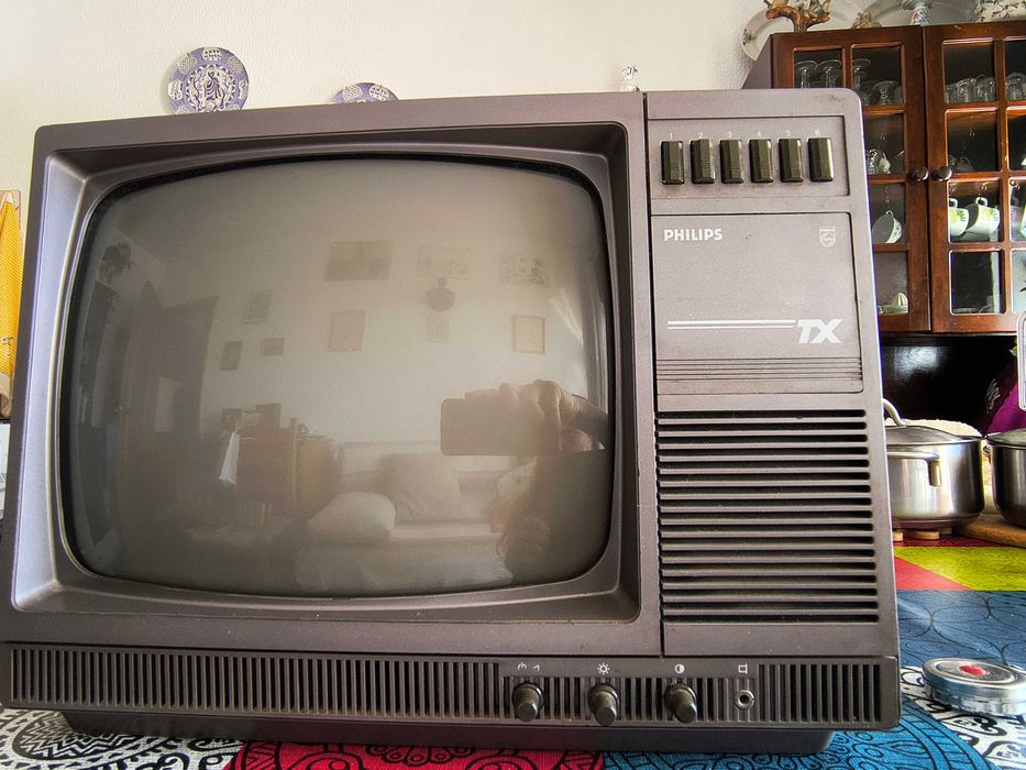 TV retro a preto e branco, a funcionar - Philips TX - ecran 29cm
