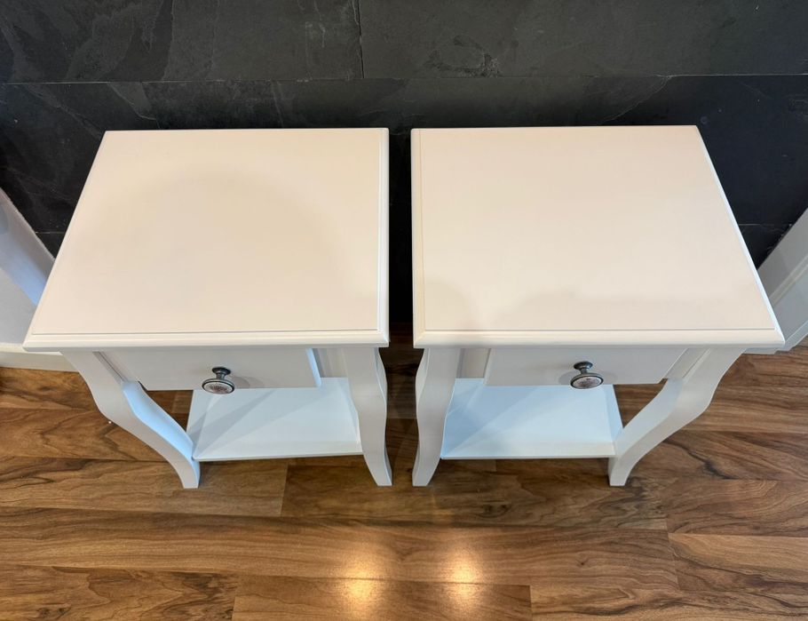 Conj. de mesinha de cabeceira branca com gaveta. Cada mesinha 15€