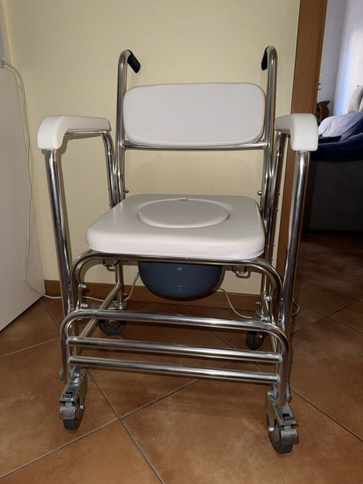 Cadeira de banho sanitária