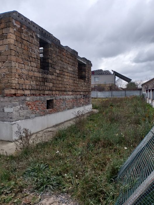 Продам ділянку з недобудованим будинком