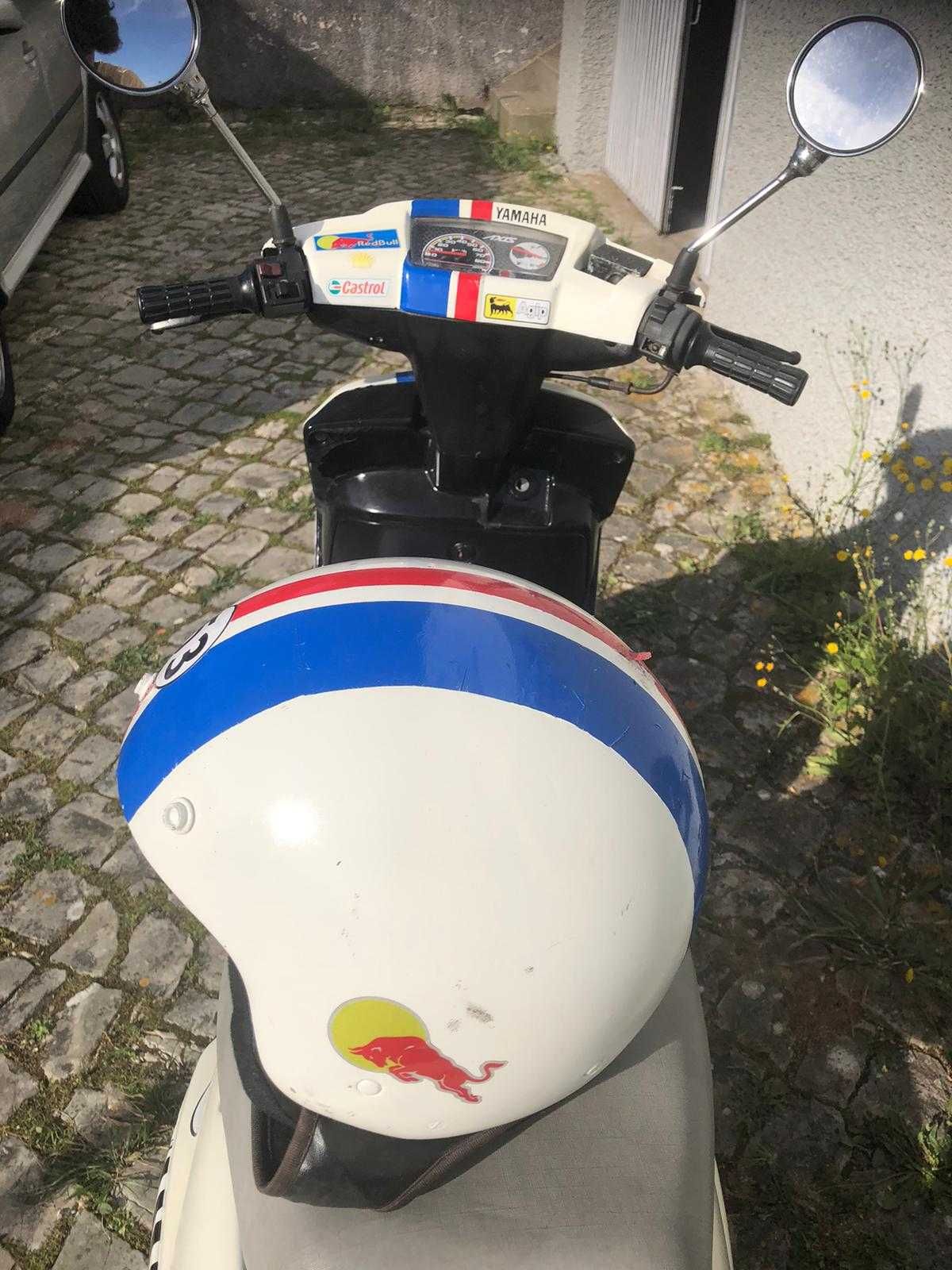 Mota Yamaha 50R AXIS com capacete