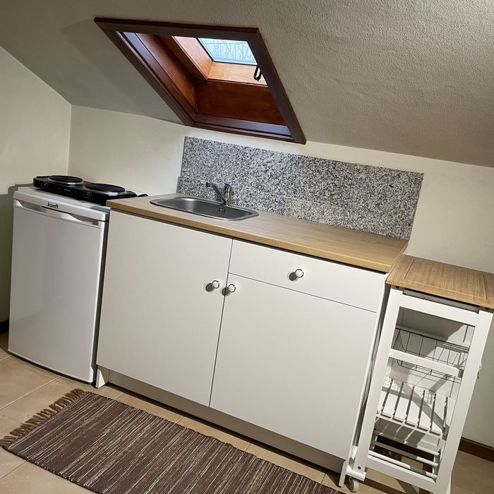 Quarto com cozinha e wc privativo