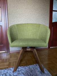 Fotel na drewnianych nóżkach