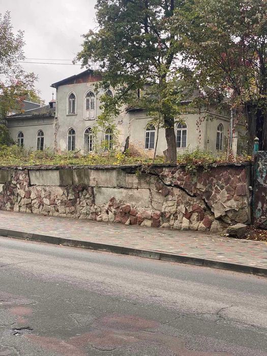 Калуш, вул. Бандери Степана, 25а (553,3 m2 + Зем/ділянка 0,3153га)