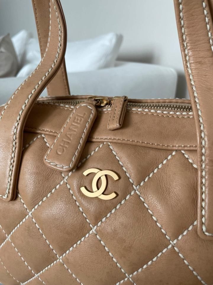 Bolsa Chanel Giant Stitch em couro bege natural