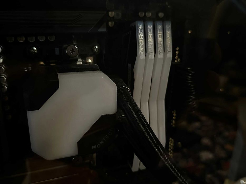 PC Gaming king Mod Ryzen 9 9900X 64Gb DDR5 RX 7800 XT 1TB+ 500GB nvme