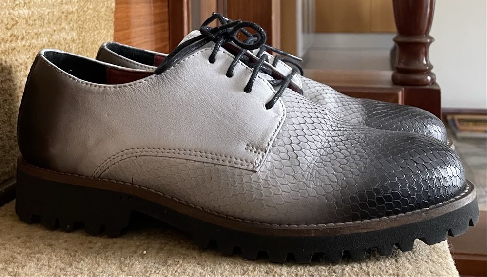 Sapatos pretos e brancos Ushindi