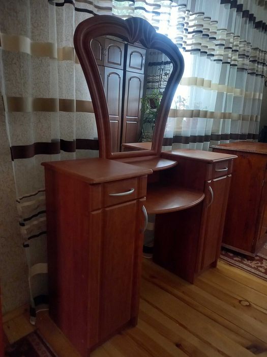 Комод з дзеркалом