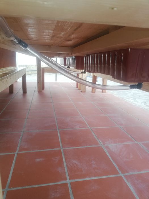 Conjunto de mesa e 4 bancos.