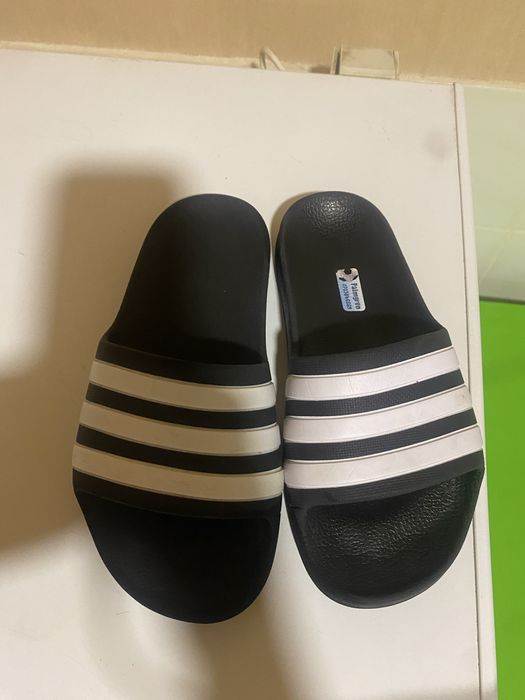Продам шльопанці Адідас дитячі