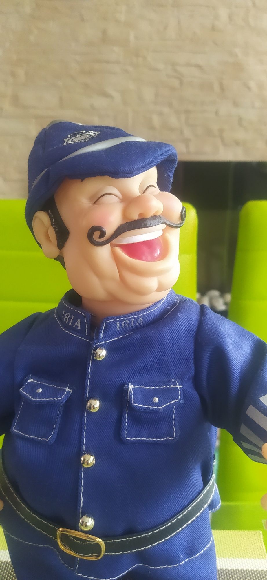 Policjant interaktywny śpiewający 37cm zabawka postać