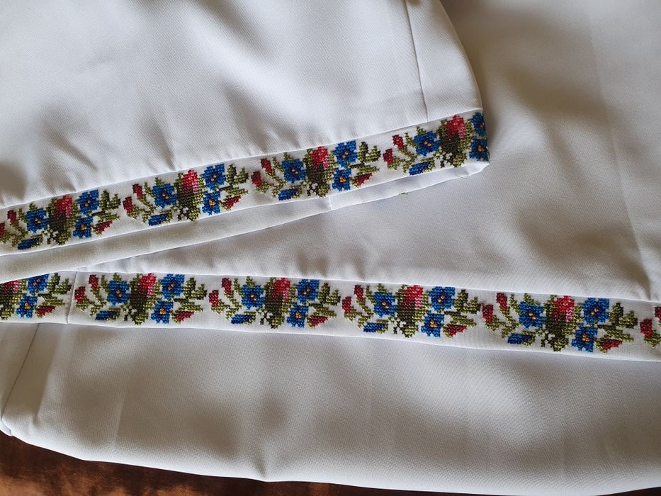 Вишите біле плаття