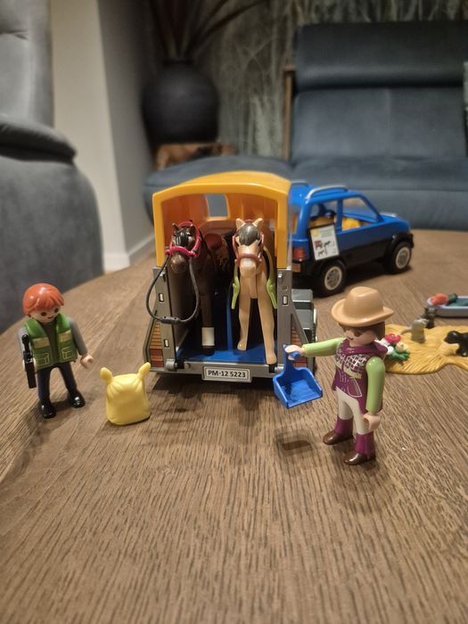 Zestaw Playmobil samochód z przyczepą dla koni + dodatki