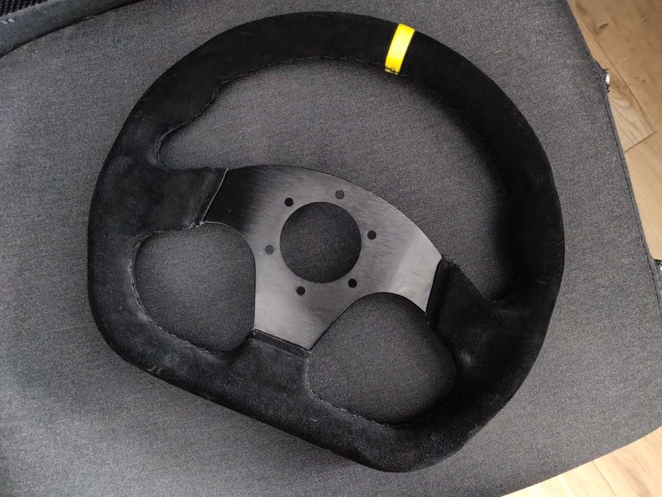 Volante formato D em alcântara de 320mm