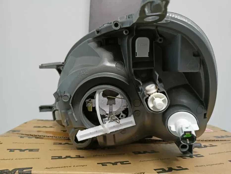 Toyota Yaris 1 .03-.05  Lampa/Reflektor przód prawa H4