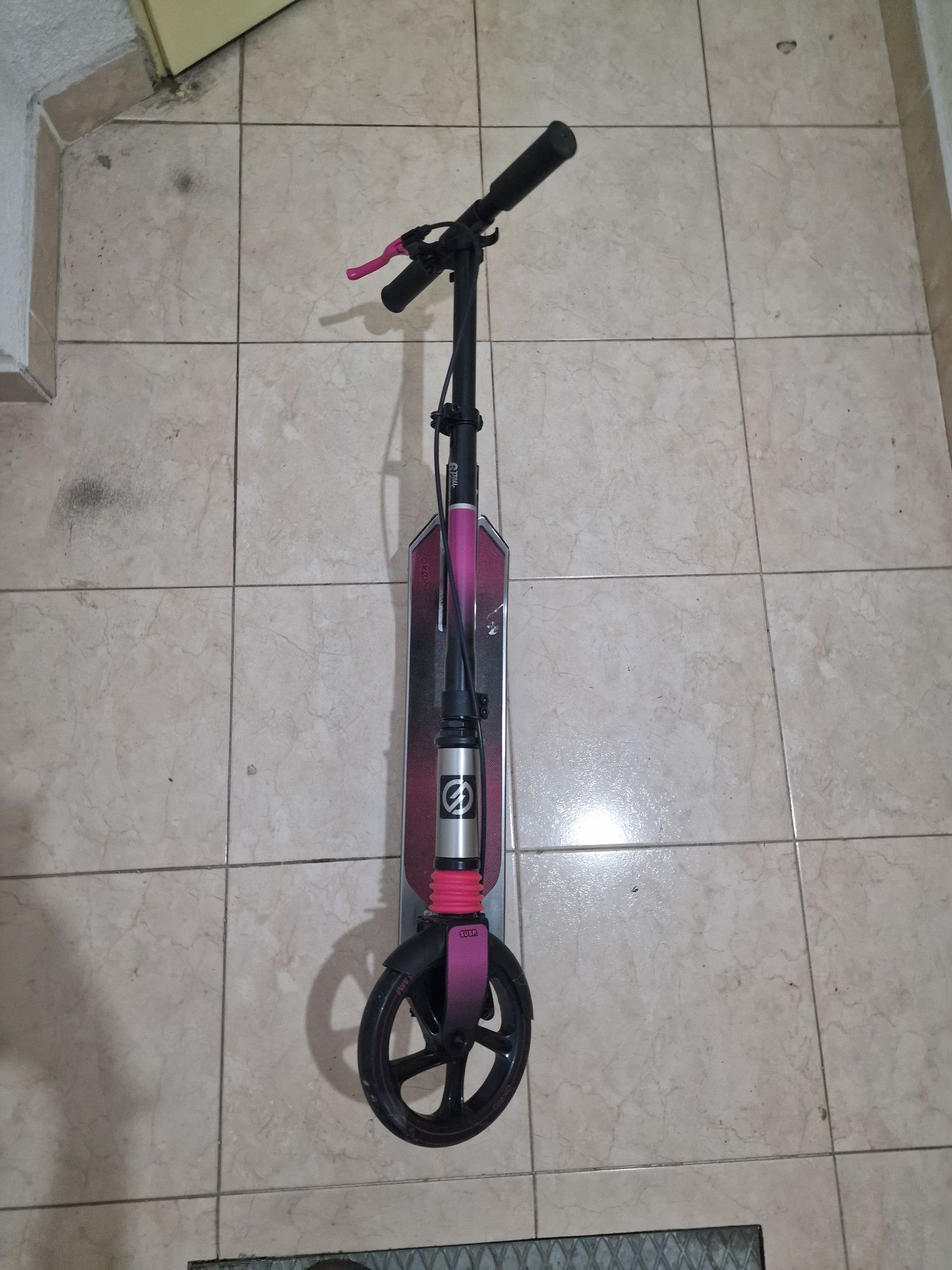 Trotinete rosa e cinzenta com altura regulável