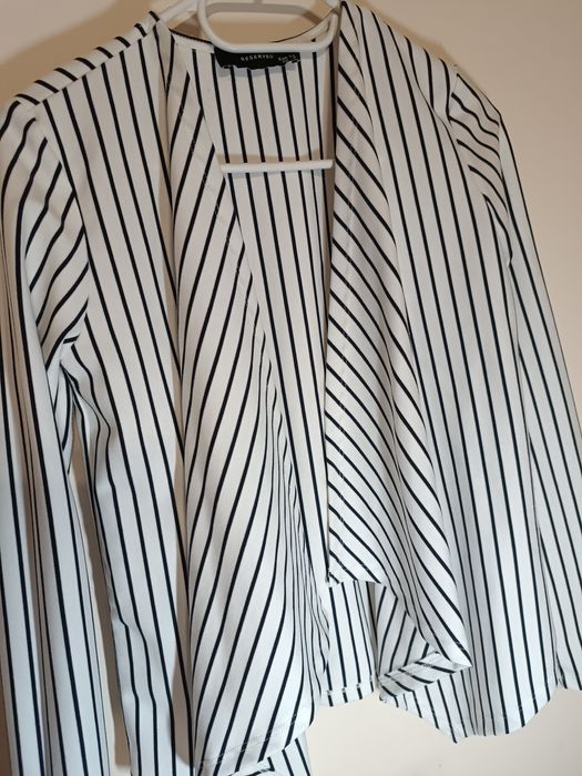 34 Reserved narzutka marynarka żakiet blazer biała