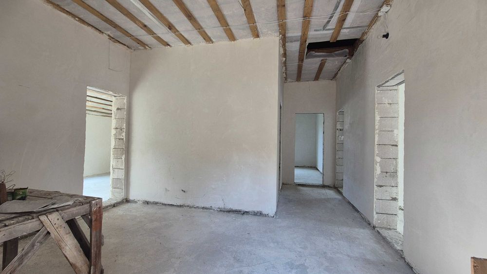 Будинок на огороженій ділянці 8 соток, штукатурка, якісні комунікації