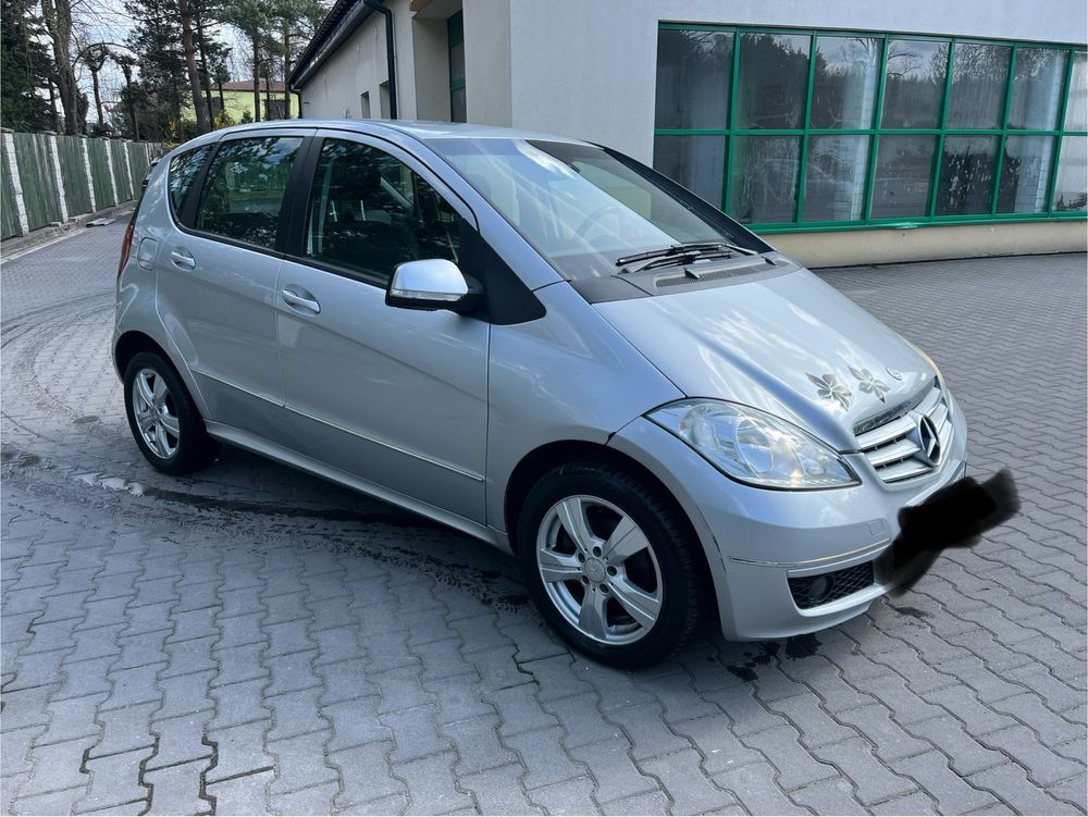 MERCEDES A180 LIFT SERWIS. Automat. Nawigacja. Skora. Bez korozji.