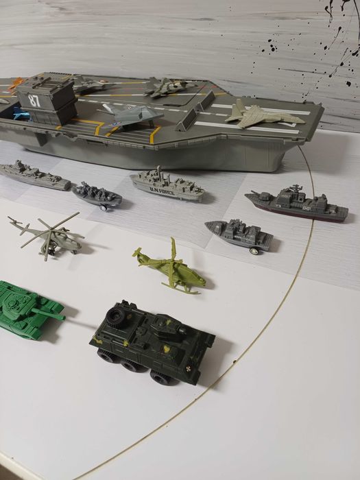Porta-aviões, navios, aviões, helicópteros e tanques 25 unidades
