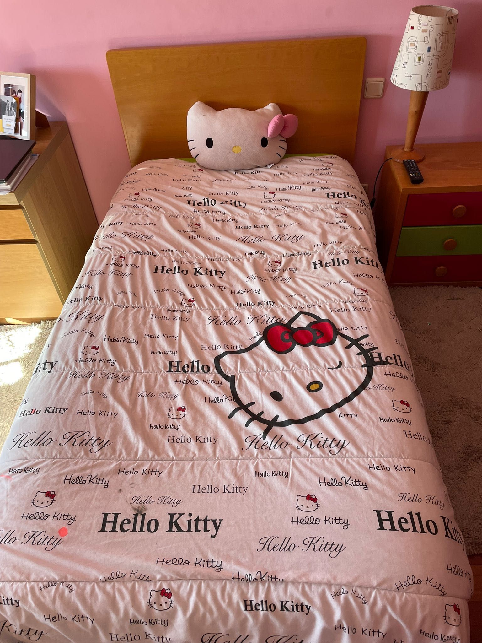 Cama de solteira com gavetas,colchão e mesinha de cabeceira