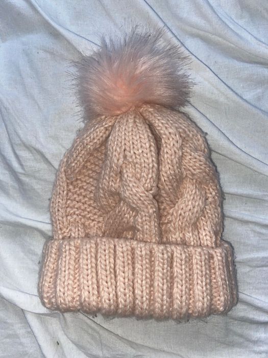 różowa czapka z pomponem na zime