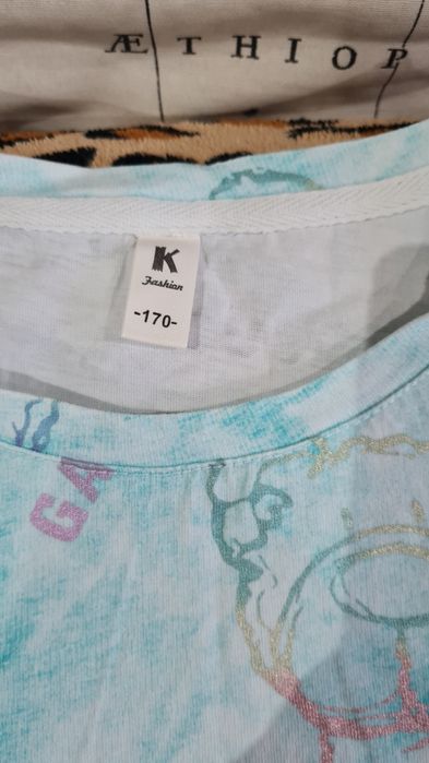 Продам классную футболку на девочку. Почти новая.