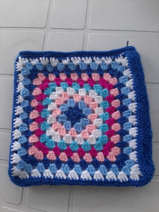 Bolsa em granny squares forrada