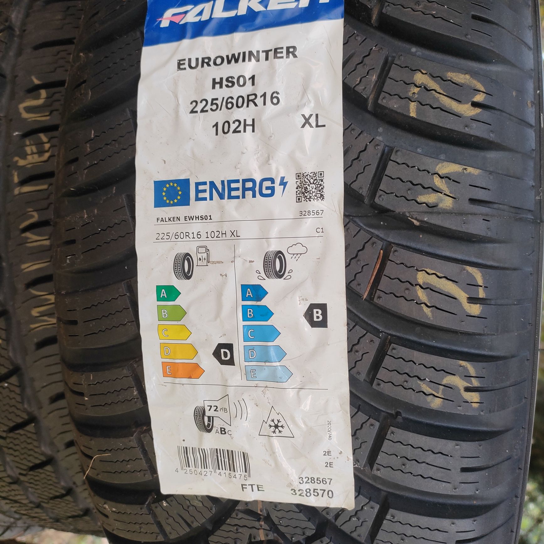 1x Falken Eurowinter HS01 225/60R16 102H XL 1 sztuka zimowa