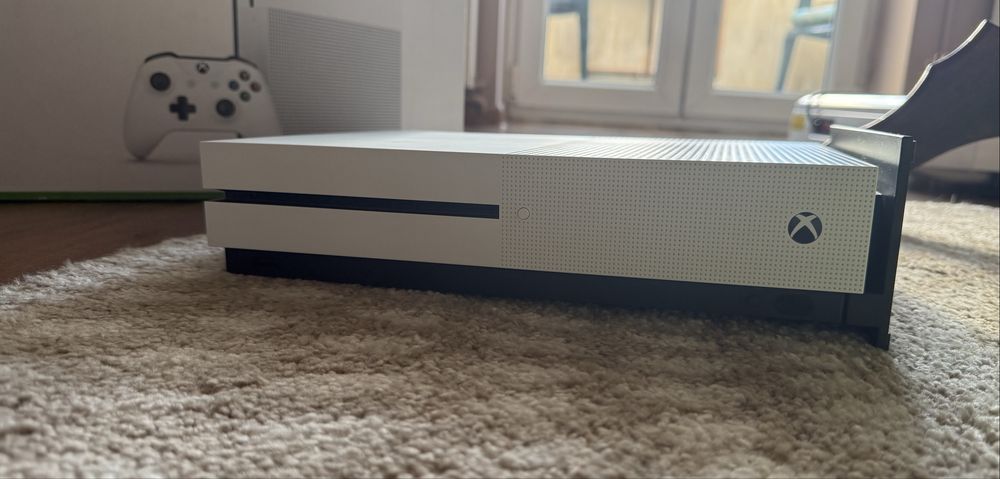 Xbox One S 2TB + 3 pady + gry