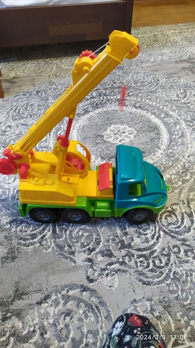 Гарний дитячий кран.