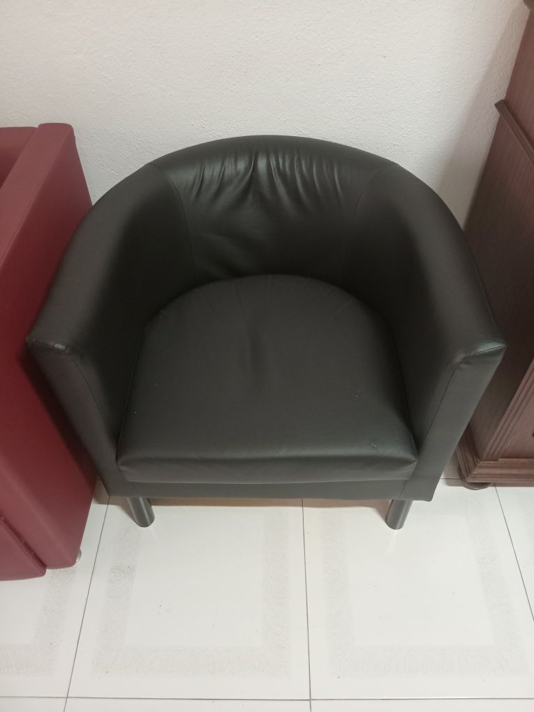 Cadeirons e sofa estão impecáveis
