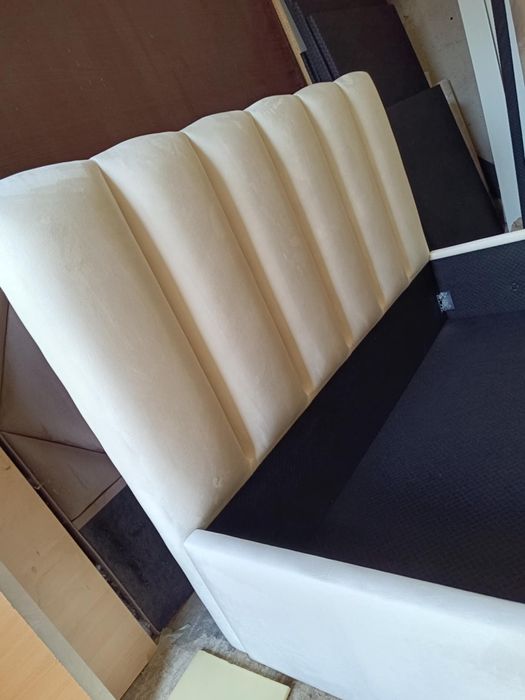 Łóżko tapicerowane na wymiar sypialnia nóżki stelaż panele producent