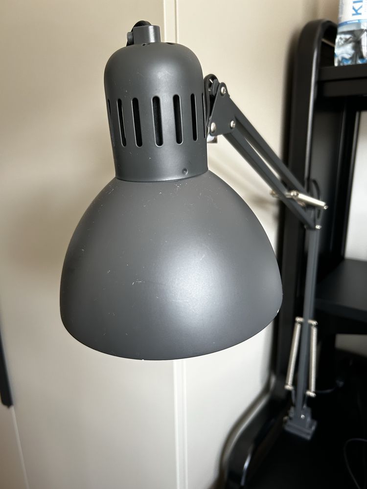 Lampka biurkowa na biurko Tertial Ikea kolor szary