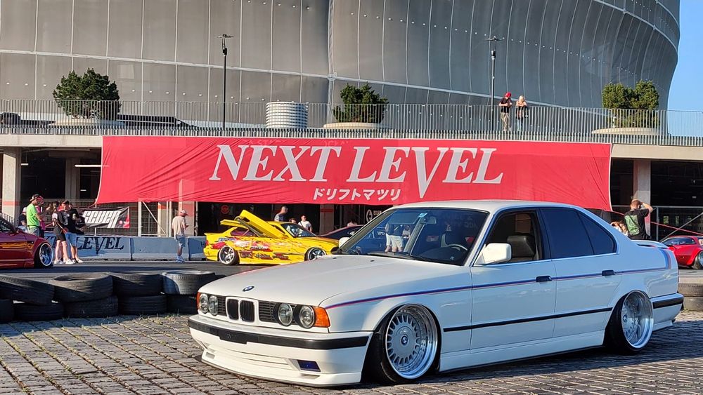 Auto do ślubu wynajem BMW E34 530i V8 Manual