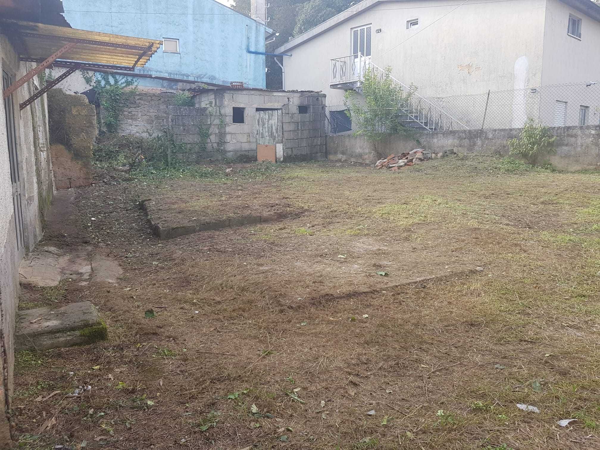 Oportunidade: casa de aldeia com quintal, arrecadação e lareira.